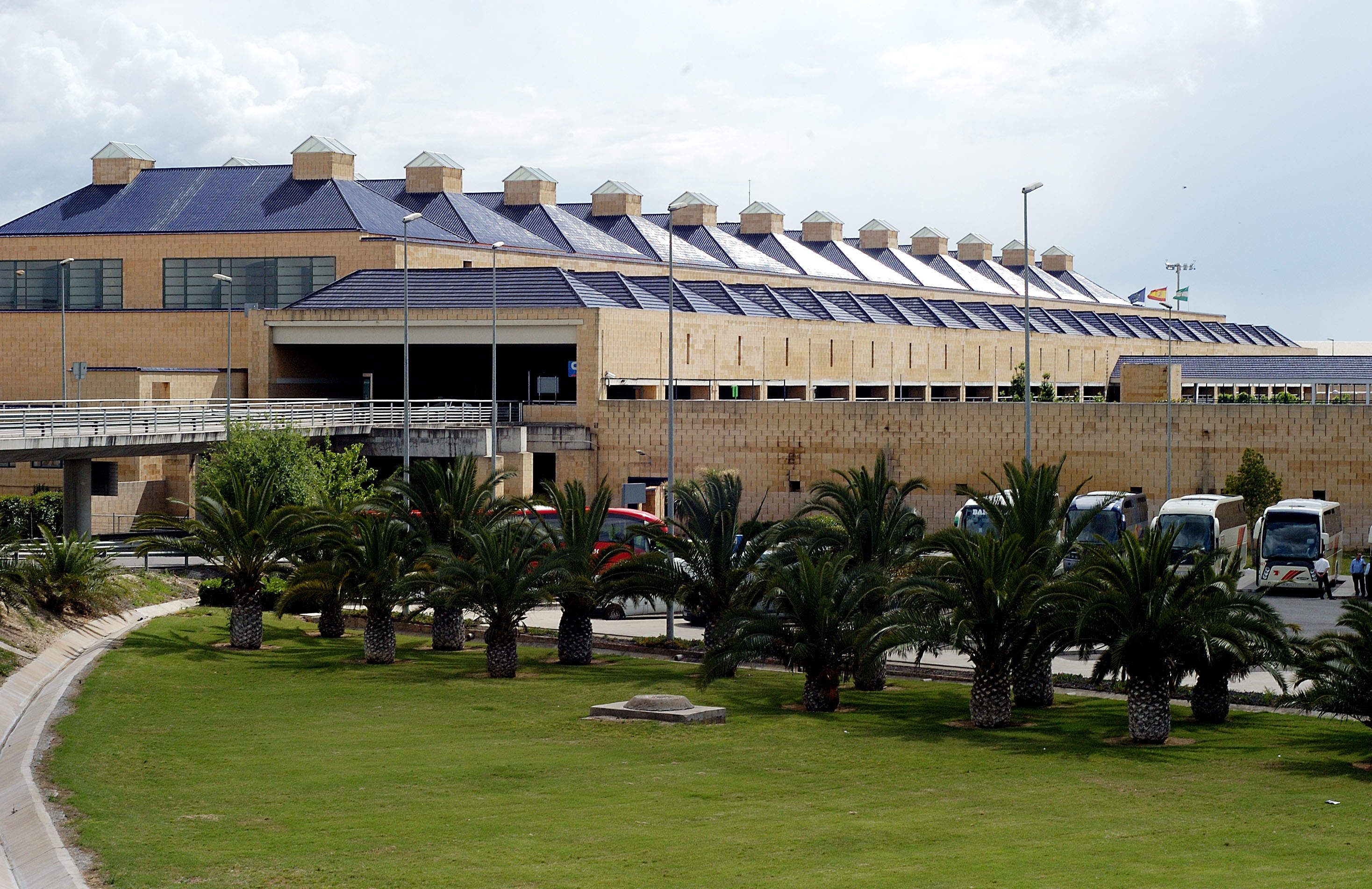 El Aeropuerto de Sevilla inicia las obras de recrecido de la pista de vuelo