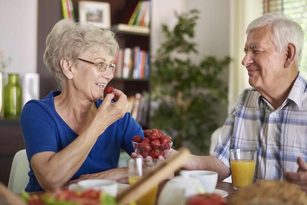 ¿Qué deben comer los adultos mayores para mantener una nutrición óptima?