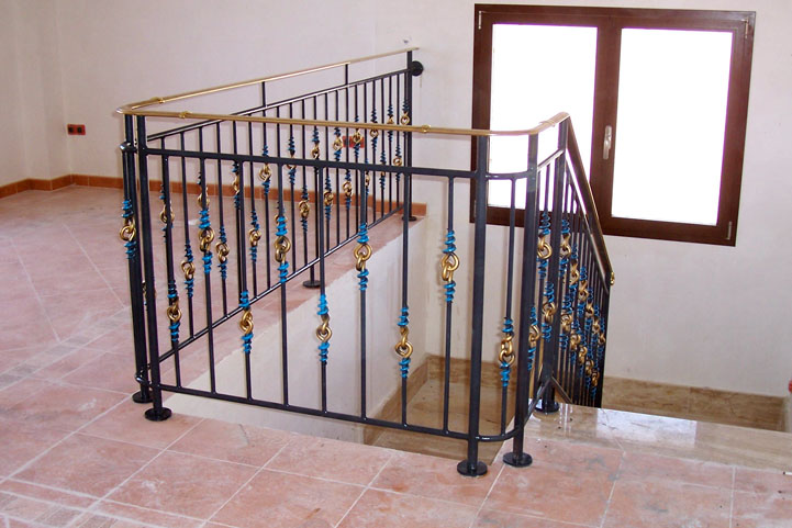 Barandilla de escalera de forja con barrotes de forja artistica y pasamanos de latón
