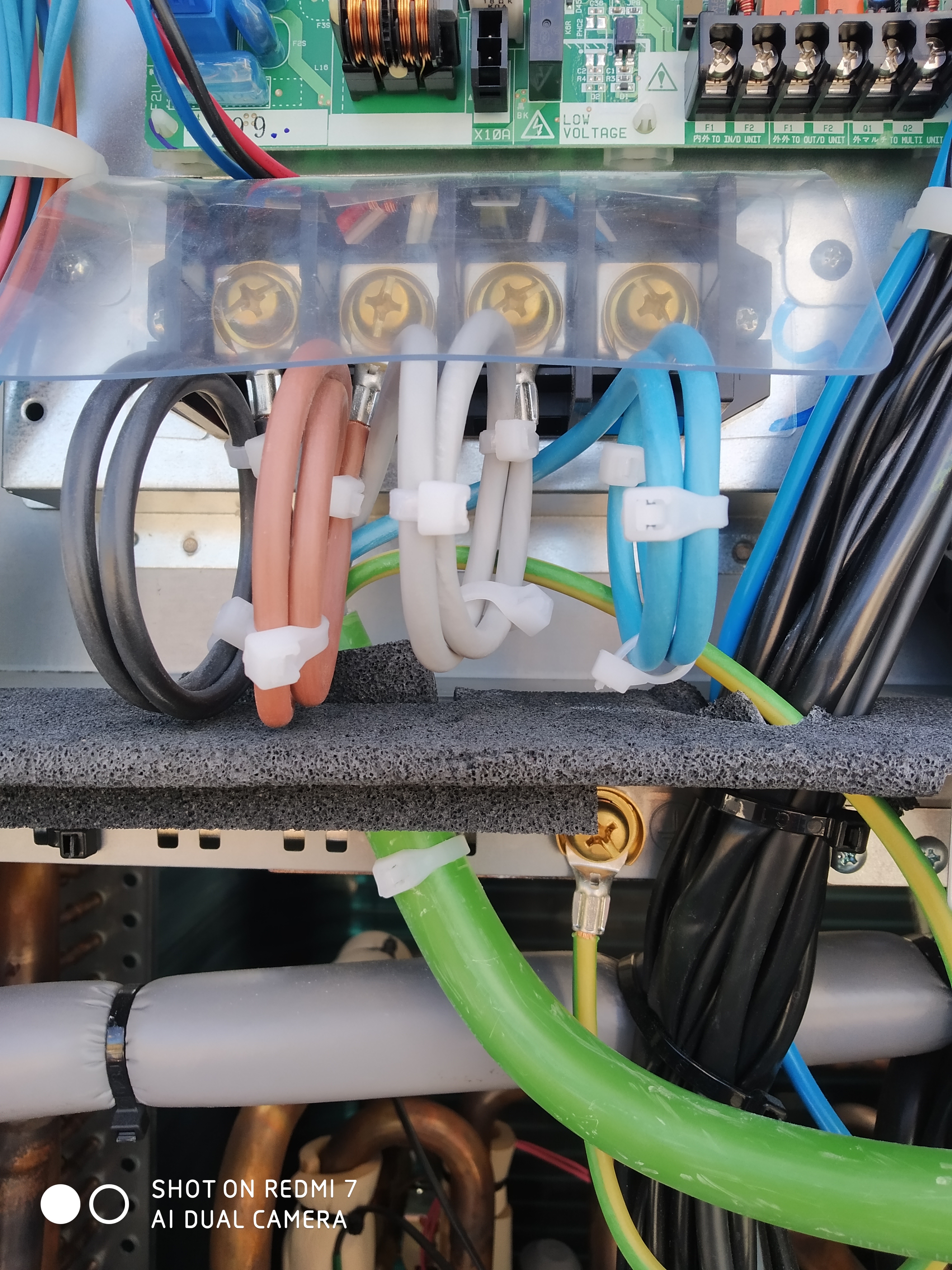 Detalle de conexión de máquina de aire acondicionado en clínica de Madrid