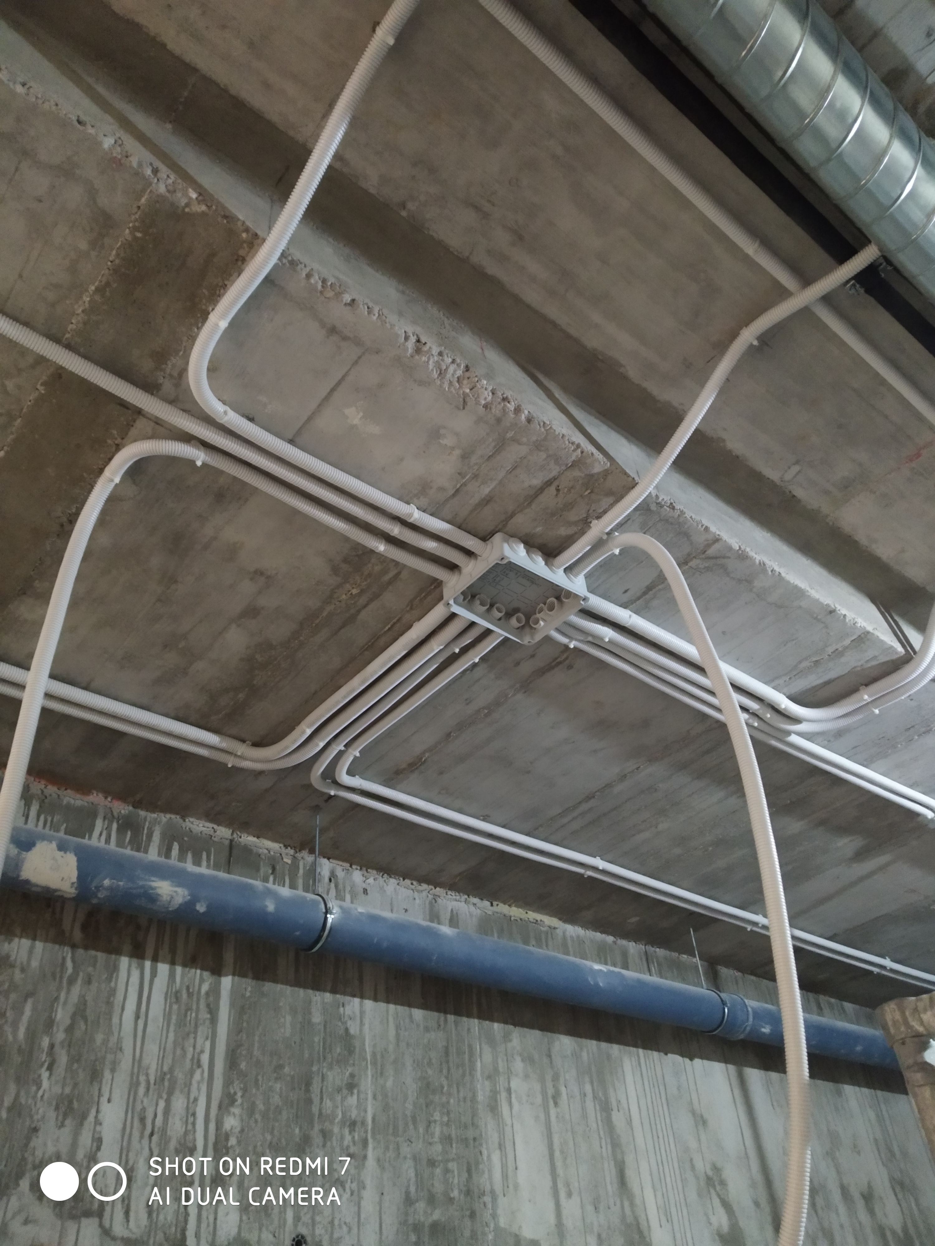 Instalación en tubo corrugado para canalización de cables en Garaje