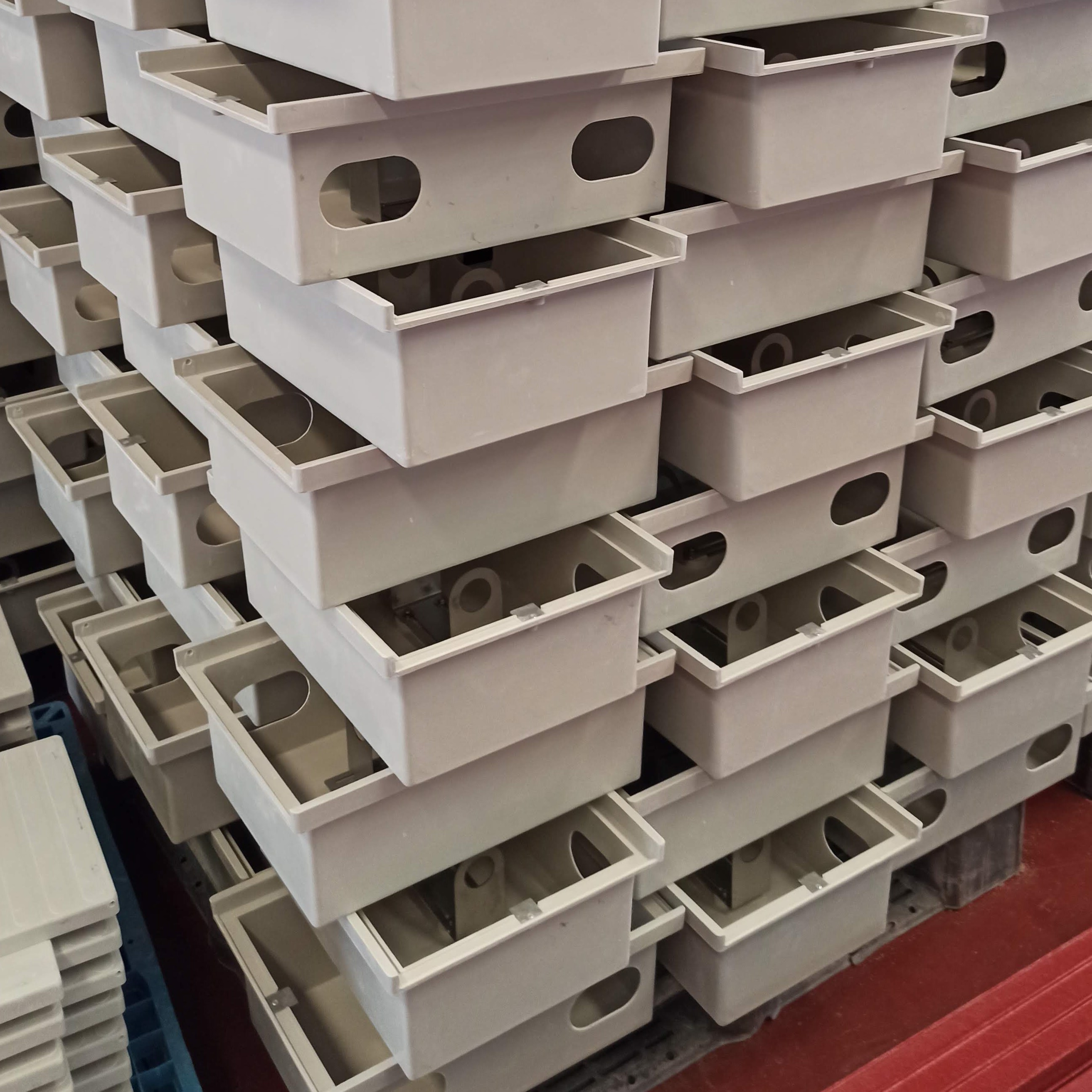 Cajas fabricadas por moldeo en caliente de composite SMC