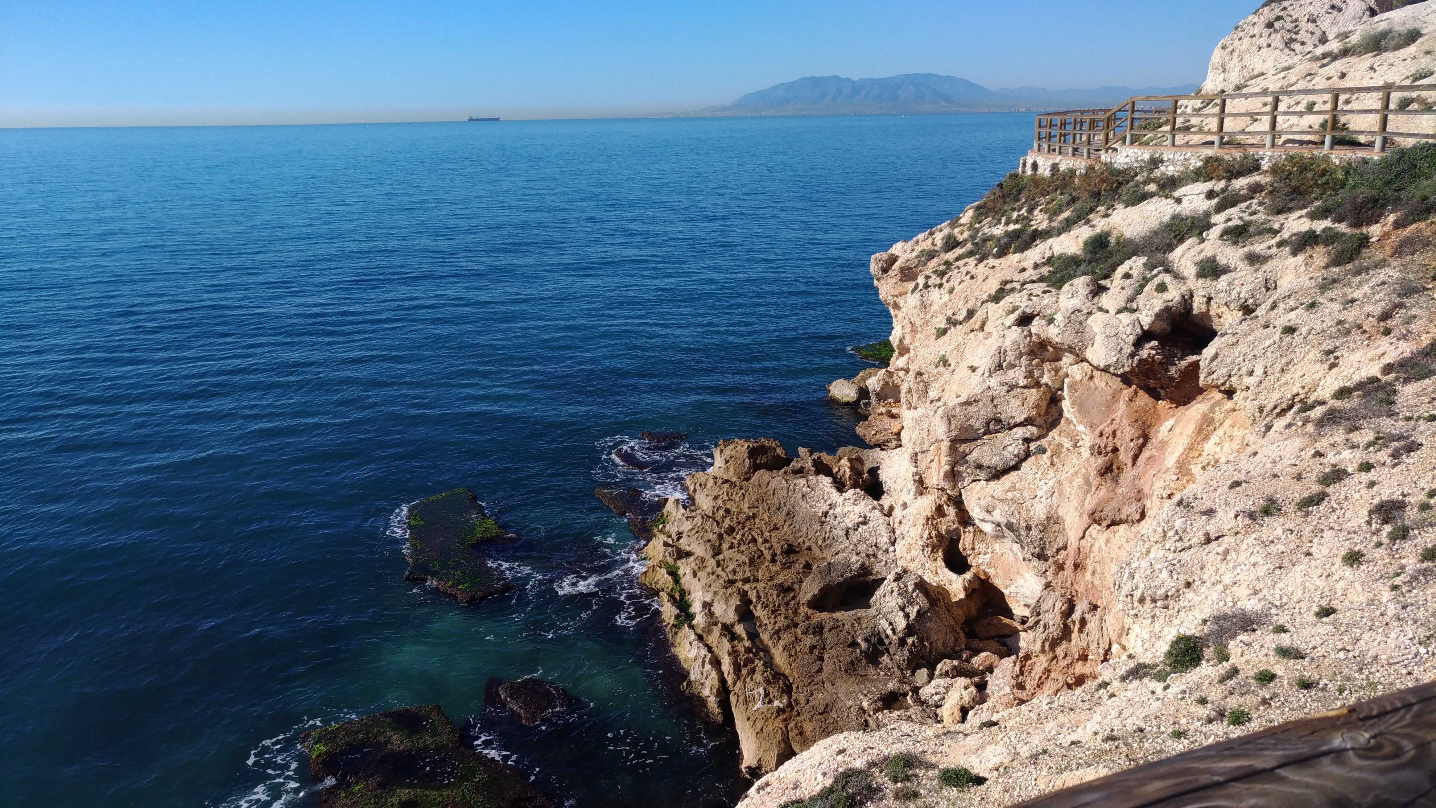 Vista a la bahía de Málaga desde el Tajo Rincón de la Victoria