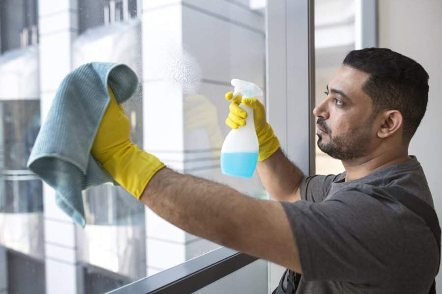 Hombre limpiando ventana