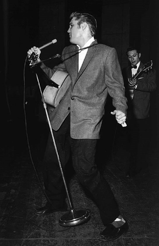 Elvis Presley en el Ellis Auditorium de  Memphis. 15 de mayo 1956