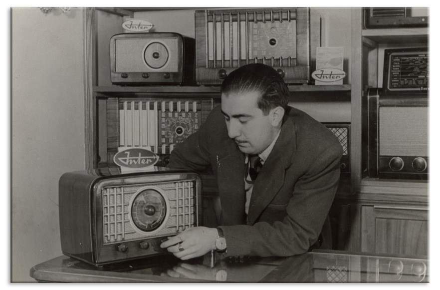 Hombre con radio