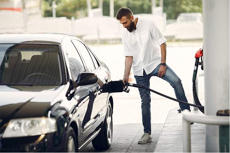 Hombre echando gasolina al vehículo