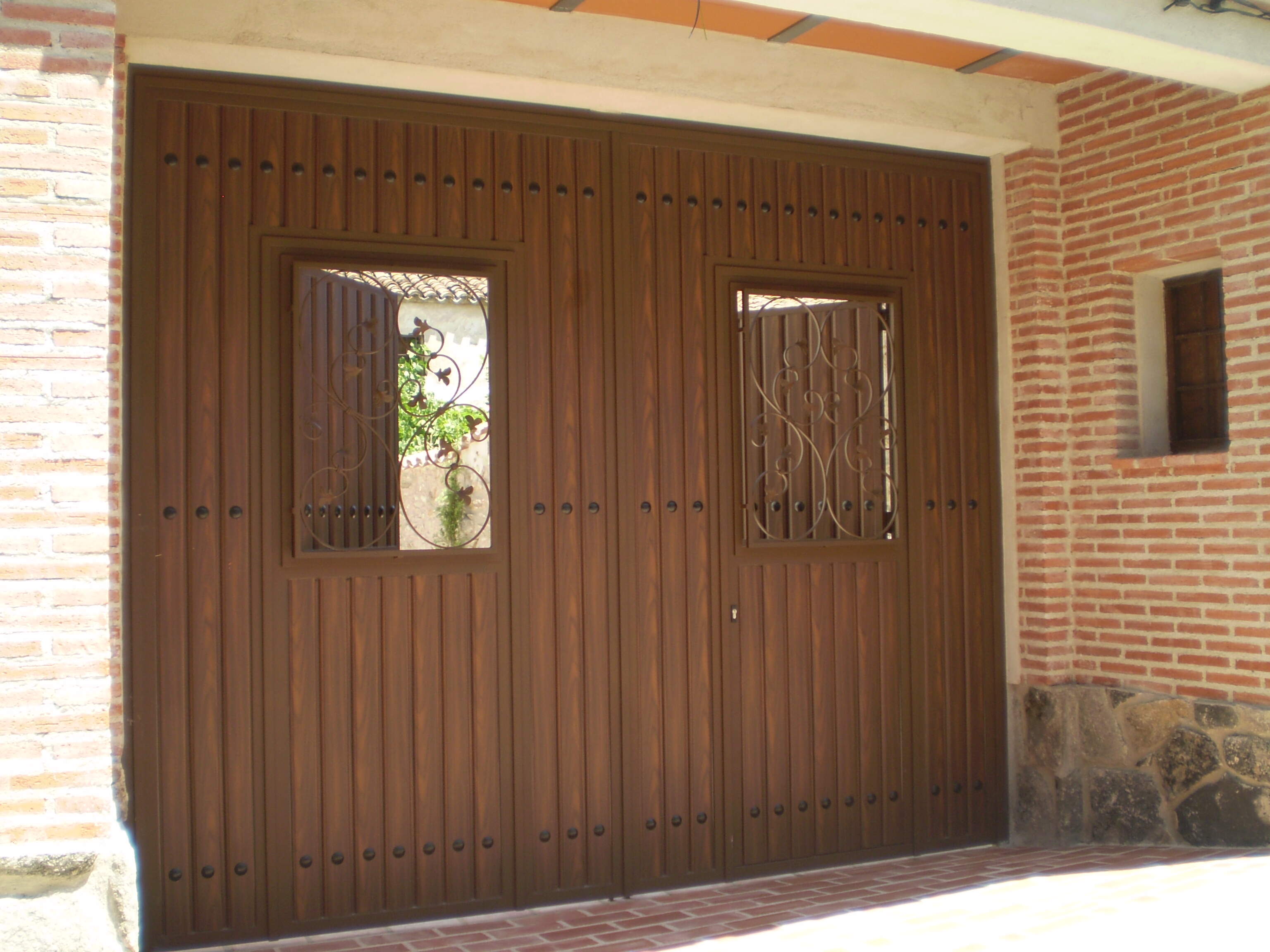 Puerta de hierro imitación madera exterior, para paso de vehículos.