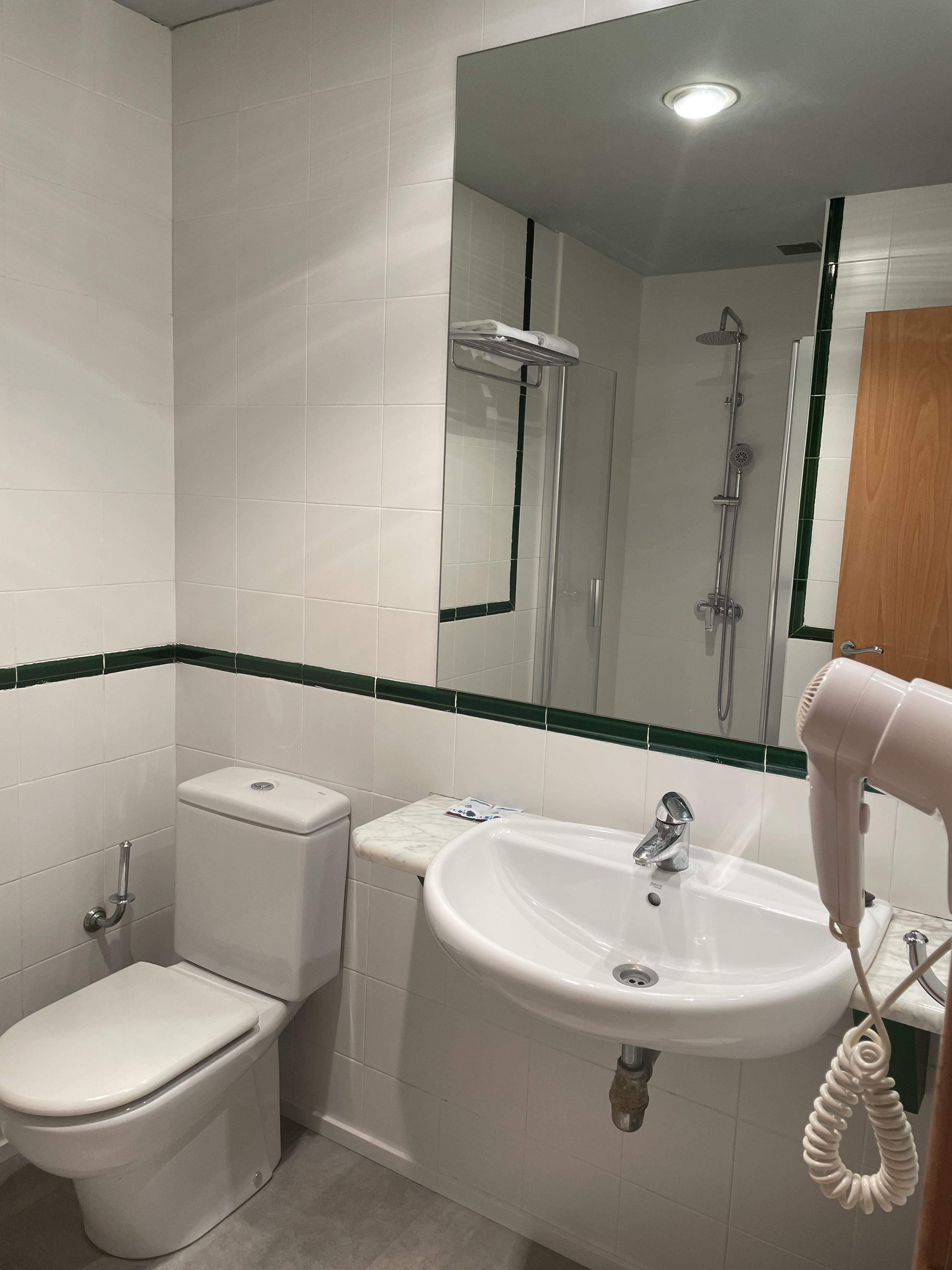 Hotel en Calahorra dotado de baño completo para el disfruta de sus huéspedes