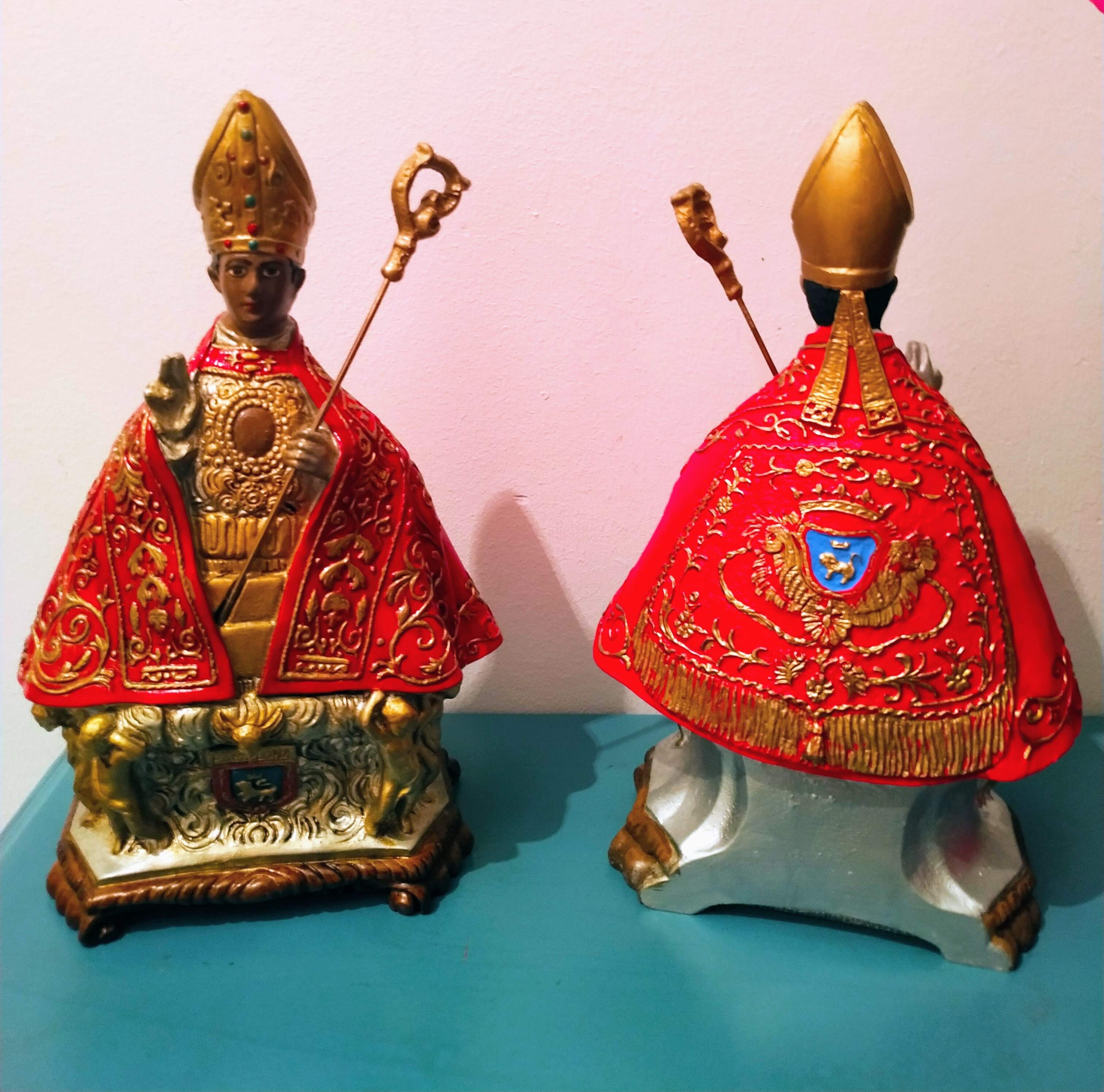 precioso San Fermín decorado a mano fabricado en Navarra con capote decorado