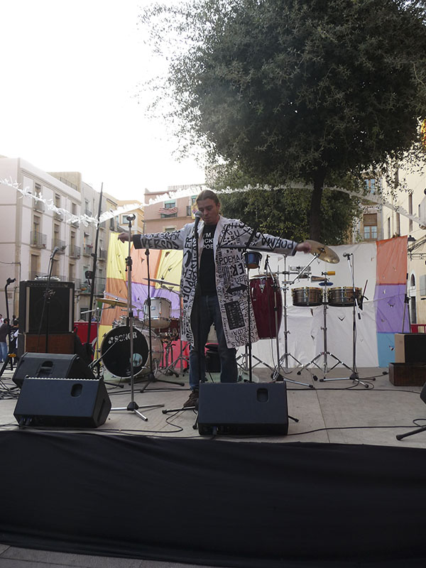 Performance de  Eddie J. Bermúdez en el Festival Rotet de Santa Tecla, Tarragona