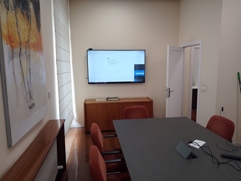 Monitor en sala de reuniones