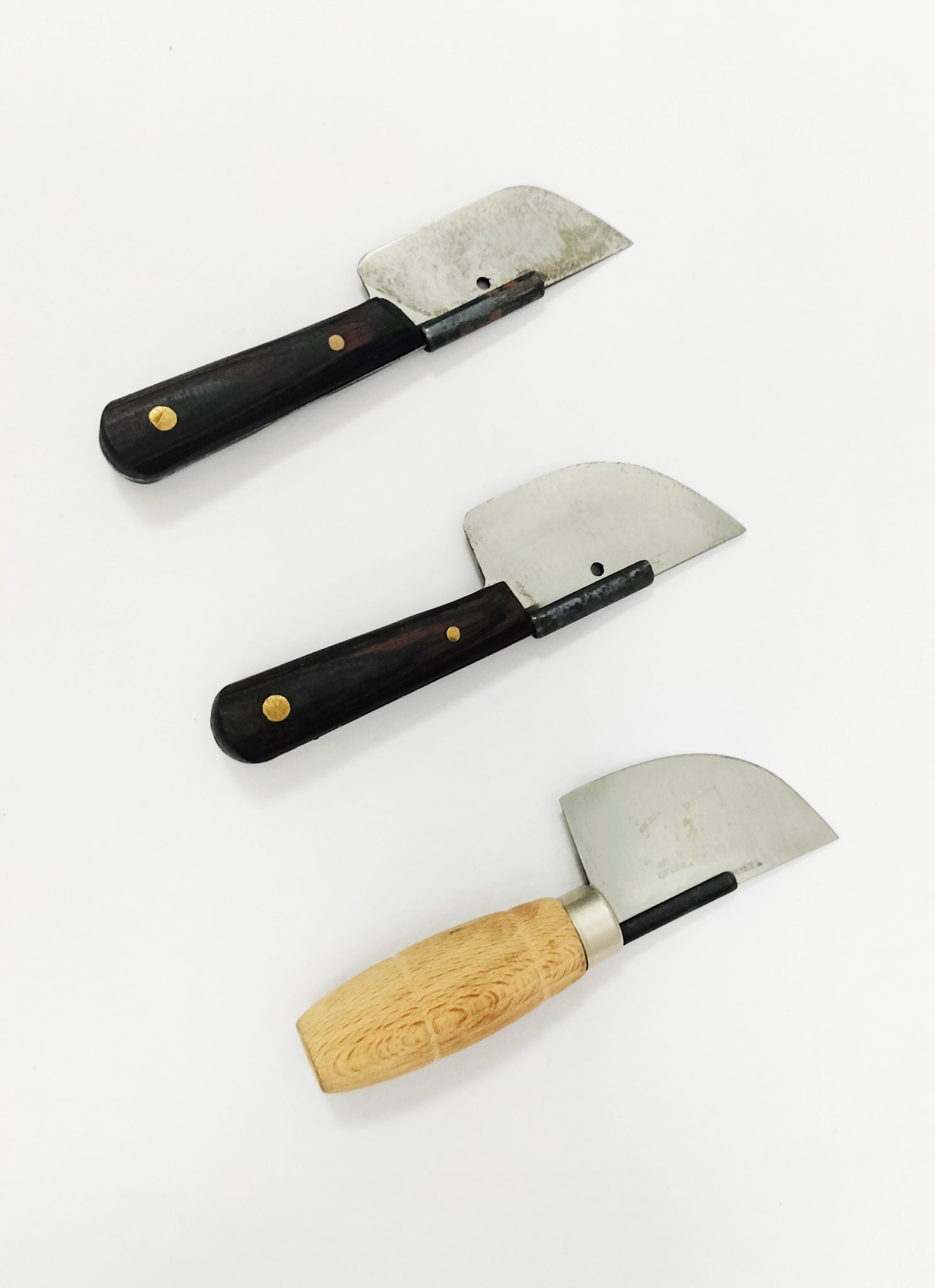 Pequeños cuchillos con el que realizar un pequeño corte en la corteza del frutal para incorporar el injerto.