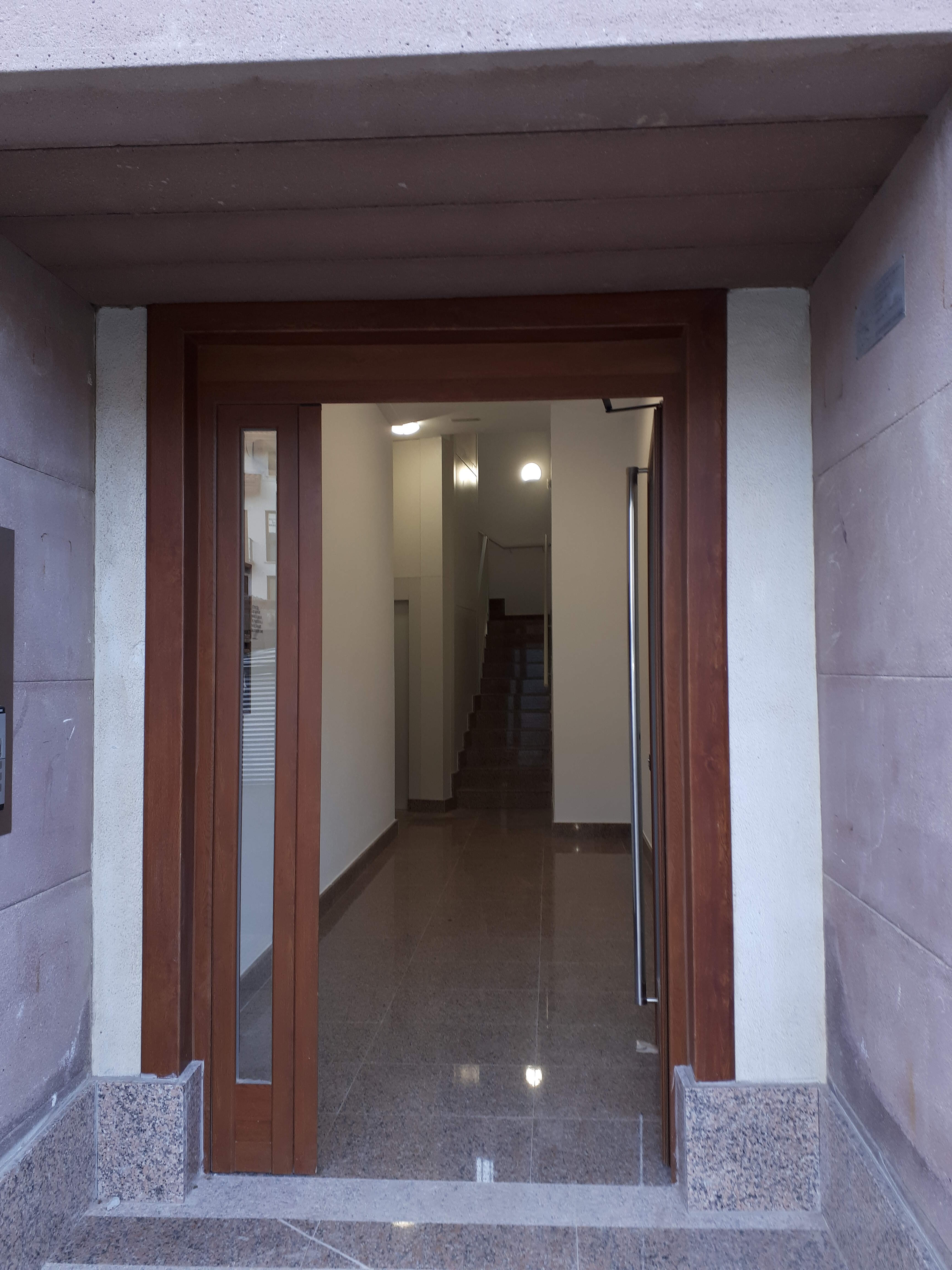 Reforma de portal e instalación de ascensor en calle Marisa Sanchez 2 de Ezcaray (La Rioja)