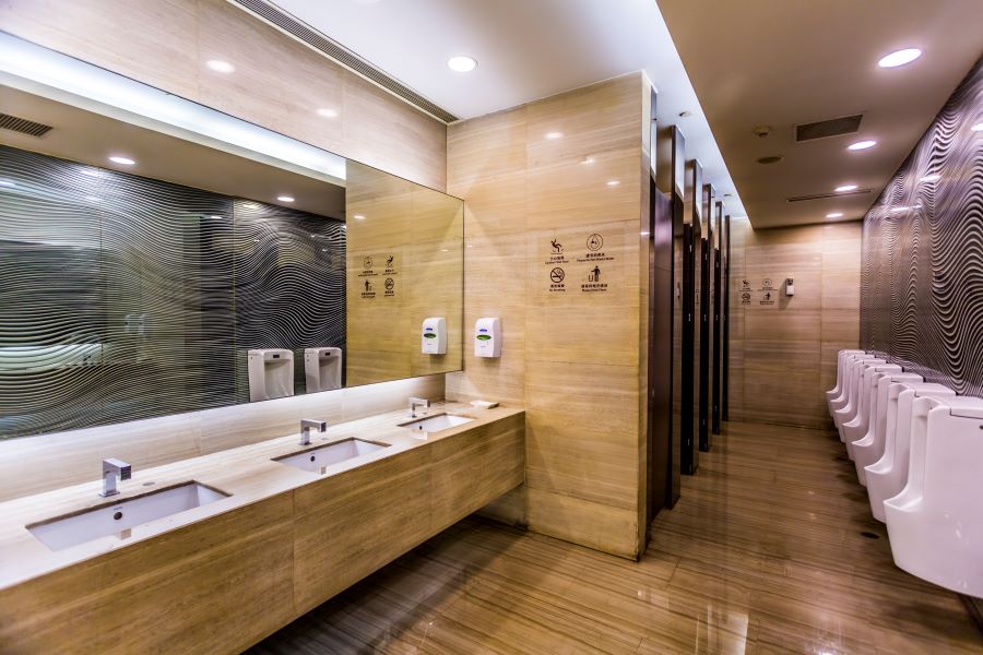 ¿Cómo garantizar un mantenimiento impecable en los baños de tu local comercial?