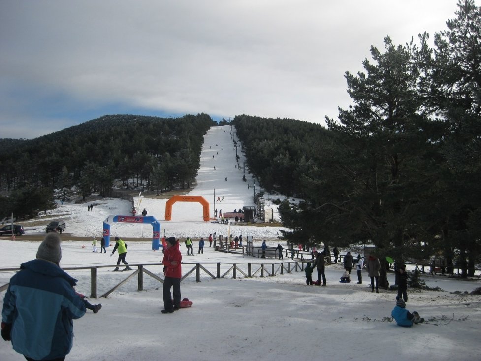 A 1 hora, en temporada de nieve, puedes disfrutar de un día especial con el ski o el trineo