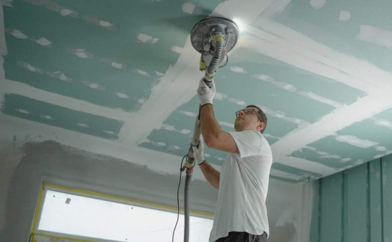 Hombre trabajando en techo