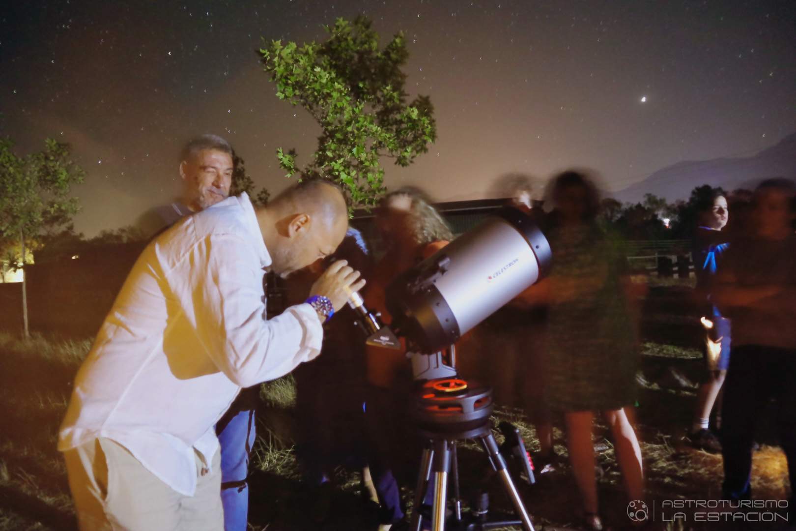 Grupo de personas mirando por un telescopio de alta gama