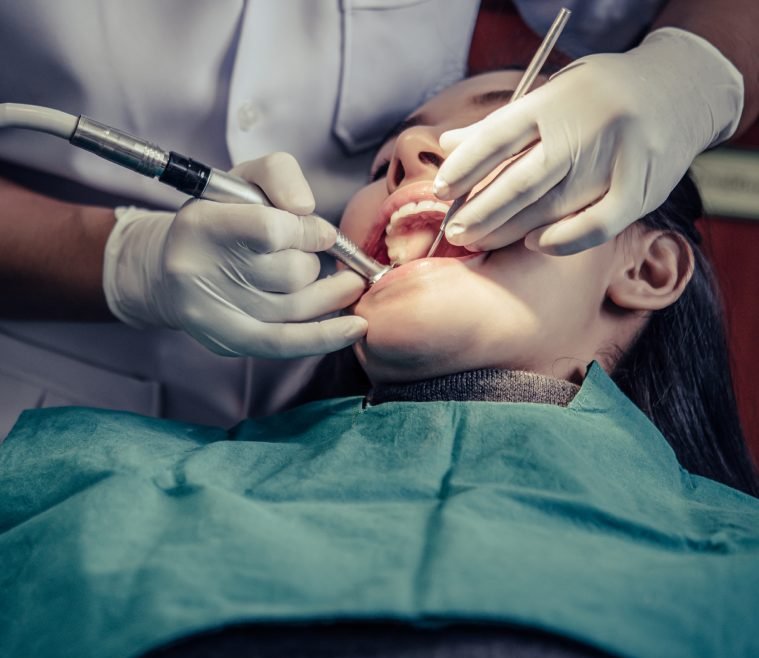 Dentista examinando paciente