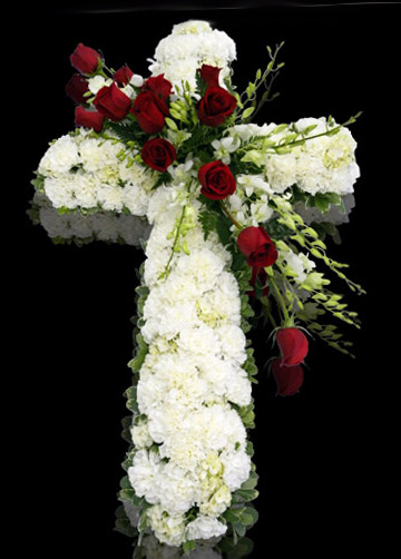 CR101 - Cruz de claveles blancos con centro de rosas rojas