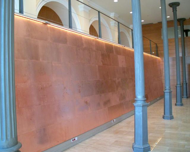 Apanelado decorativo de cobre en pared