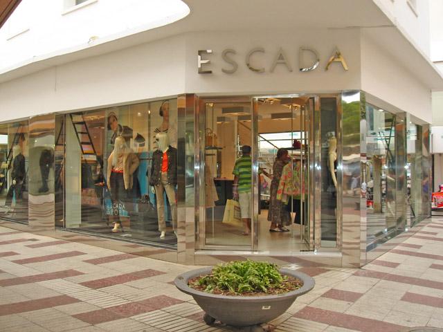 Detalles decorativos de tienda ESCADA en interior y exterior