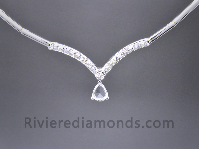 Gargantilla de oro blanco con 0.80ct de diamantes talla brillante y pera rosa doble.
