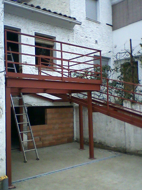 Estructura de terraza y rampa para minusvalidos con barandilla fabricado en hierro.