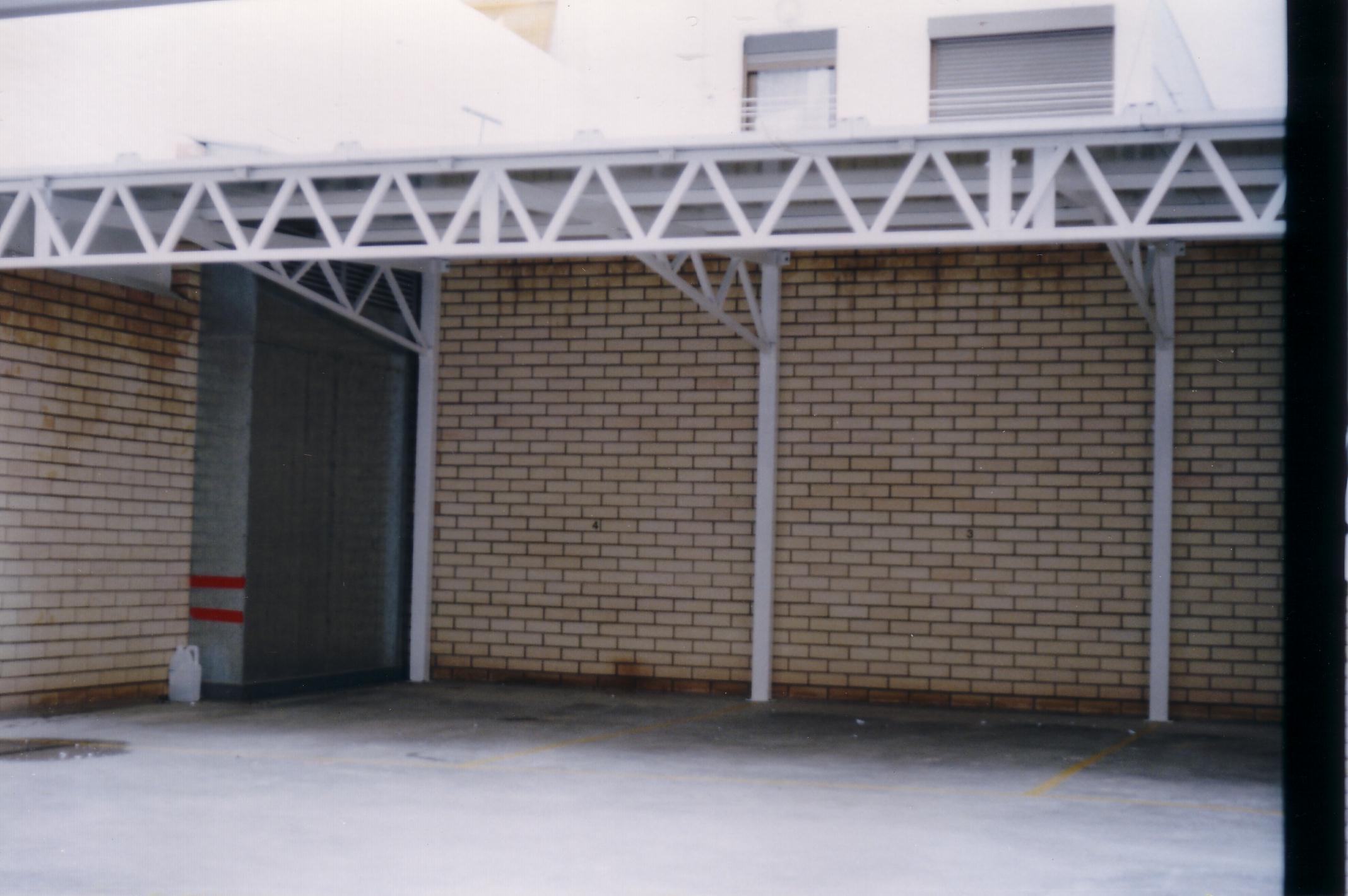 Estructura de cubierta de garaje fabricada con perfiles tubulares de hierro