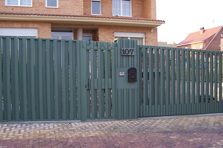 Puerta corredera automatica para vivienda unifamiliar con ceramiento y puerta peatonal