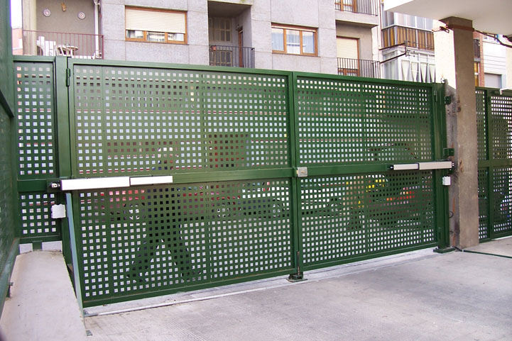 Puerta cancela automatica de dos hojas para entrada garaje de comunidad con accionadores oleohidraulicos