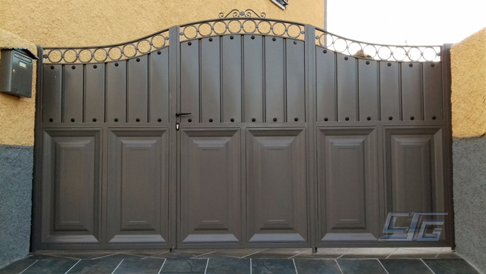 Puertas de hierro de una hoja practicable: Catálogo de Carpintería aluminio  Vicar