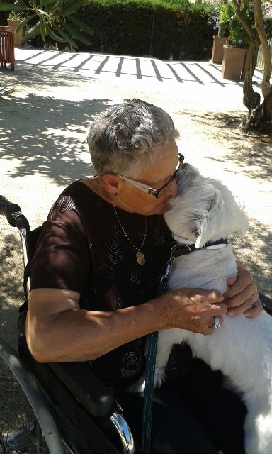 Mujer mayor abrazando a un perro