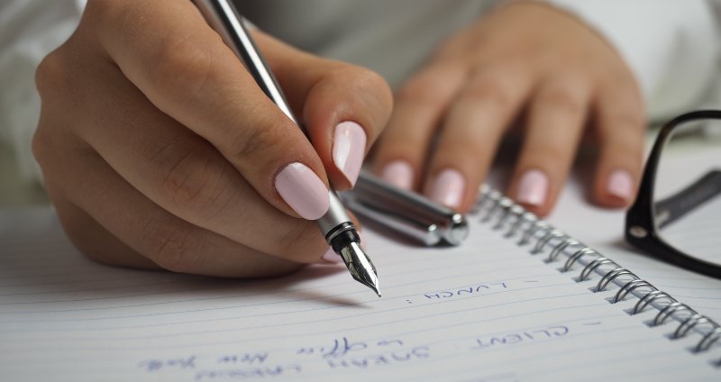 Mujer escribiendo con pluma estilográfica