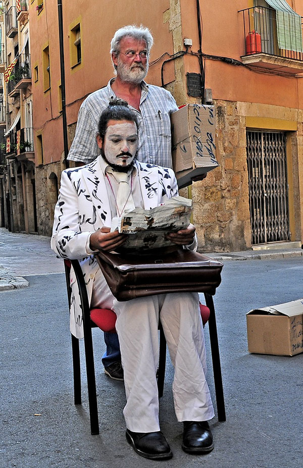 Performance de Pedro Alba con Ibirico en las calles de Tarragona