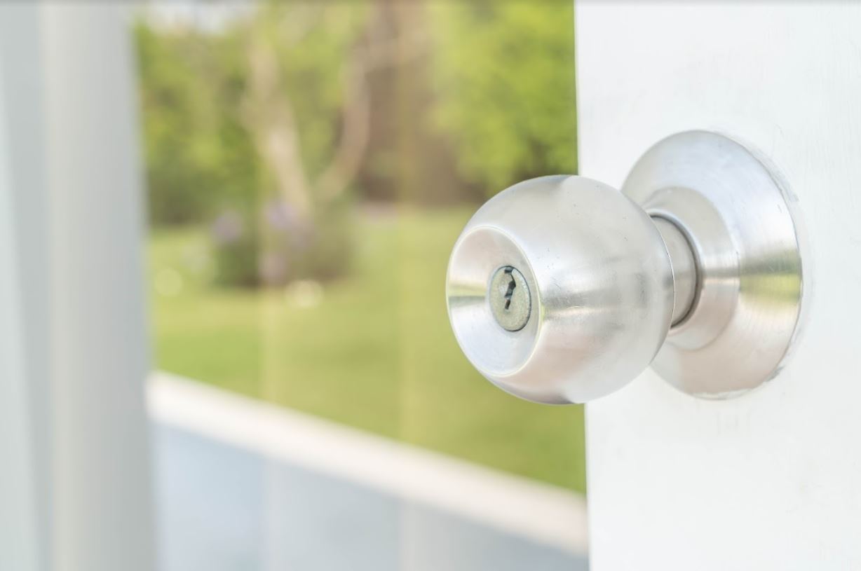 ¿Por qué se debe instalar una puerta de aluminio en las viviendas?