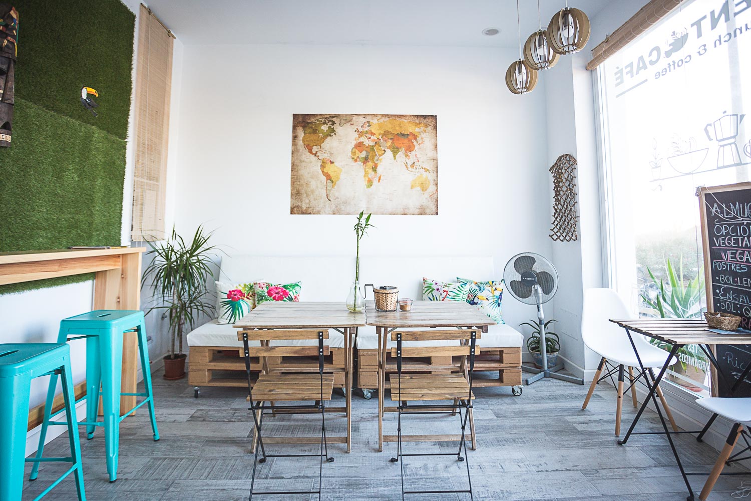 Local adaptado a cafetería, su apertura y conexión entre espacios, genera confort y luminosidad.