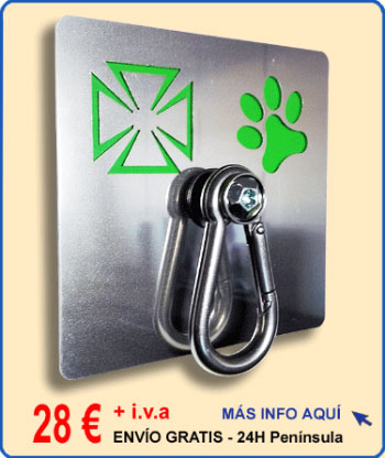 Placa para aparcar perros fabricada en acero inoxidable troquelado con fondo color verde especial farmacias. Mosquetón macizo antirrobo - modelo 025MV
