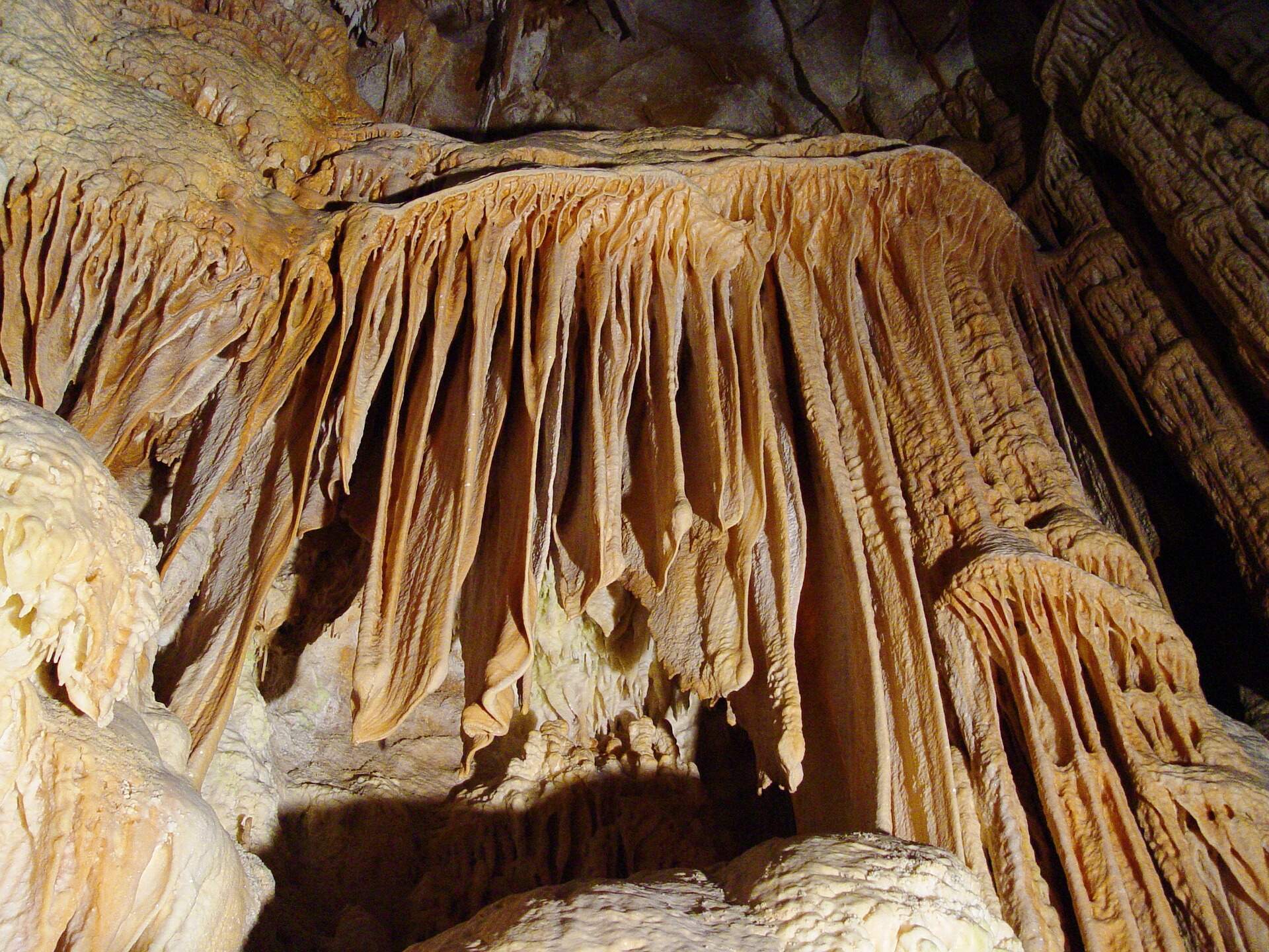 Cueva con estalactitas y estalagmitas