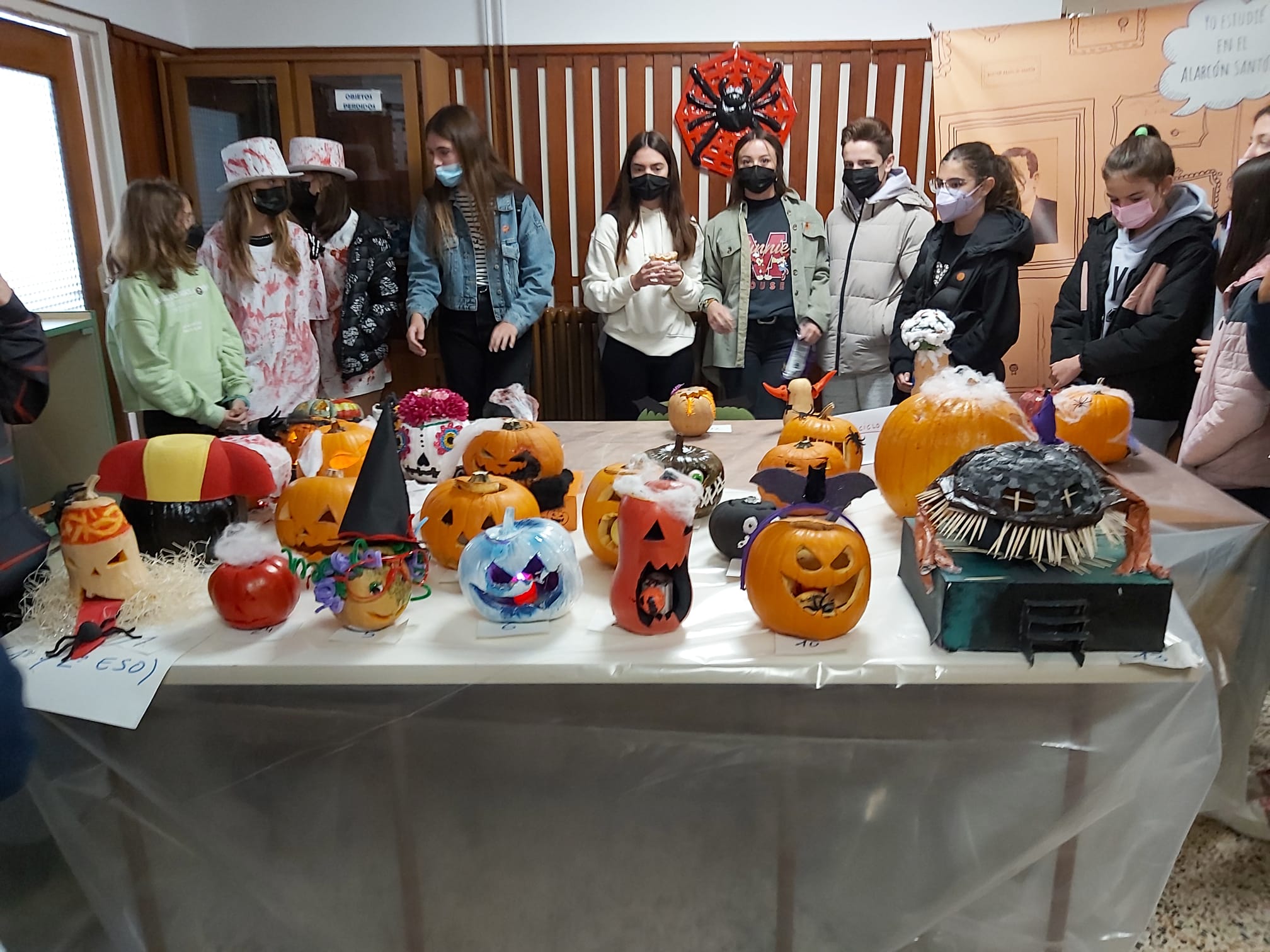 El departamento de inglés se viste y organiza concurso de calabazas para Halloween.
