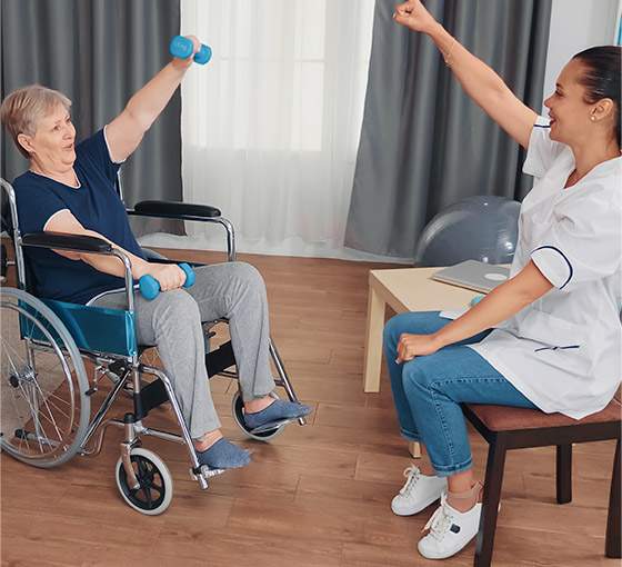 Tratamiento de fisioterapia con persona mayor