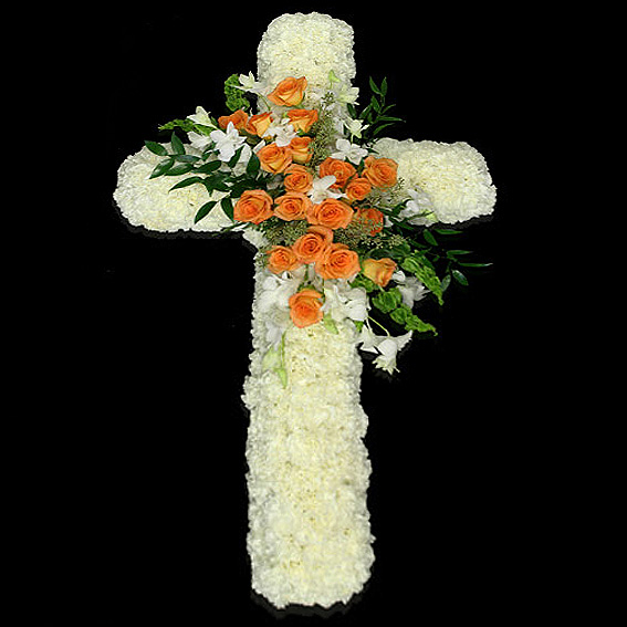 Cruz blanca con adorno central de rosas naranjas