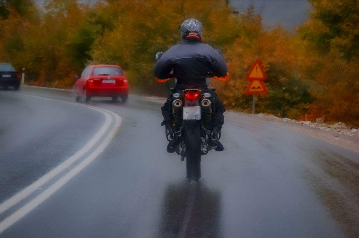 Conducir en moto bajo la lluvia